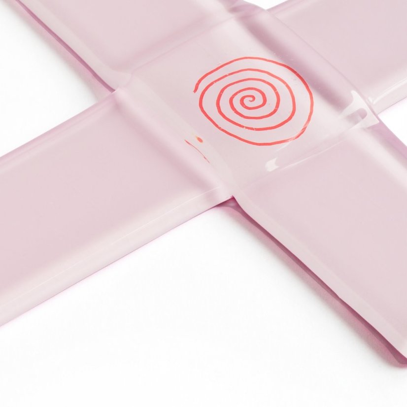 Szklany krzyż z okazji chrztu pastelowy różowy - ze spiralą