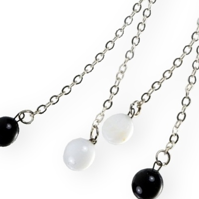 Szklane kolczyki czarno-białe na łańcuszku LENORE - DOTS N1710