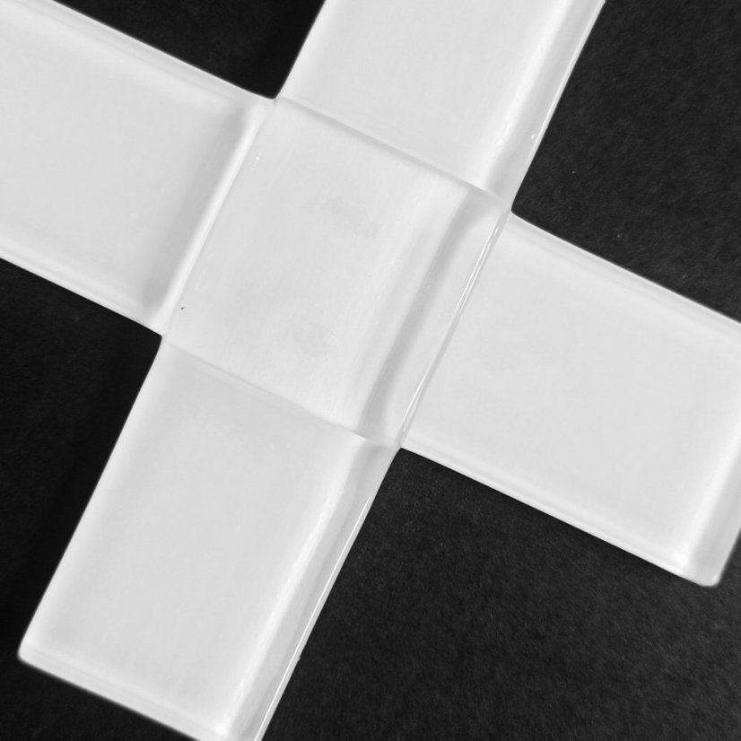 Sklenený kríž na stienu biely malý