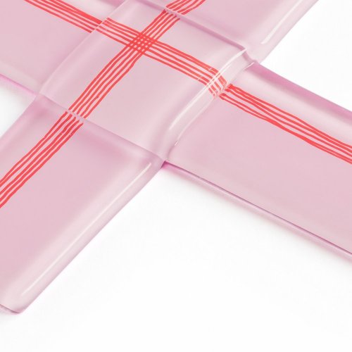 Szklany krzyż z okazji chrztu pastelowy różowy - z liniami