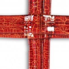 Szklany krzyż na ścianę rubin ze szkła warstwowego mały