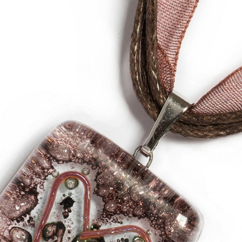 Szklany wisiorek kwadratowy z sercem brązowy TERRA P0207