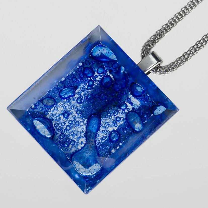 Cut, glass jewel square in Parisian blue PRV0822