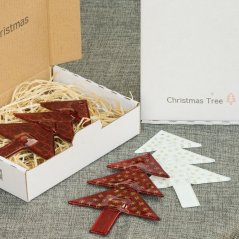 Vianočná sklenená ozdoba stromček pastelovo červený - hviezdičky