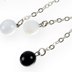 Skleněné náušnice černobílé na řetízku LENORE - DOTS N1710