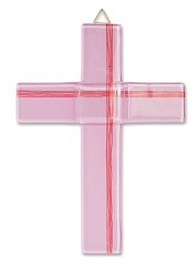 Szklany krzyż chrzcielny w pastelowym różu z delikatnymi liniami.